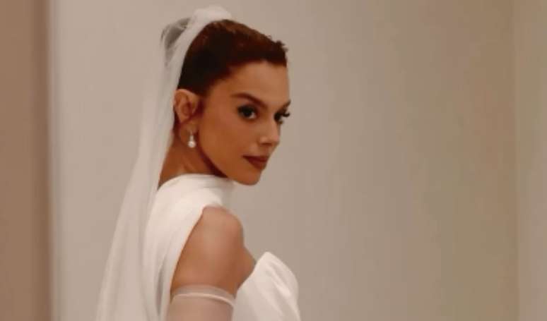 Giovanna Lancellotti bets on graffiti wedding dresses with draped neckline for the wedding with Gabriel David. Look at the photos of the look!