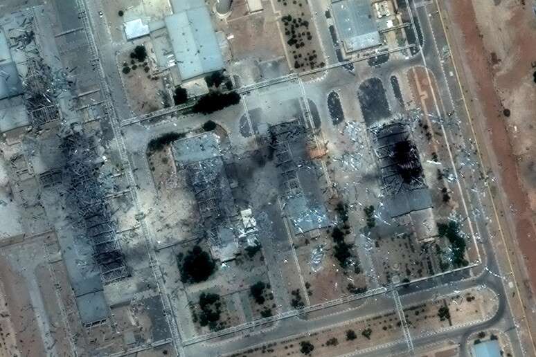 Imagem de satélite mostra os danos no centro de tecnologia nuclear de Isfahan após ataques dos EUA