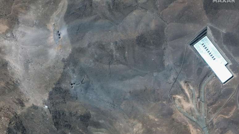 Esta imagem de satélite fornecida pela Maxar Technologies mostra uma visão mais próxima de crateras e cinzas em uma instalação de enriquecimento de Fordo, no Irã, após ataques dos EUA, em 22 de junho de 2025.