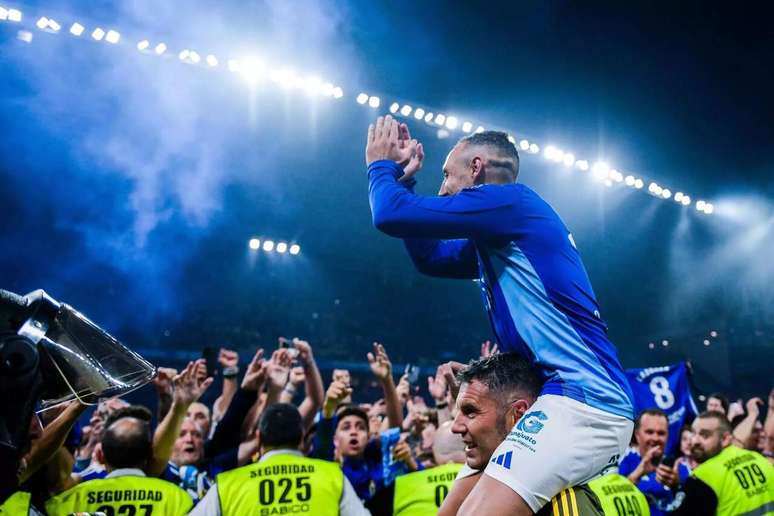 Astro Santi Carzola é carregado nos ombros. Veterano foi peça-chave no acesso do Oviedo e fez jogo do acesso.