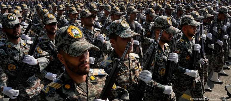 Soldados iranianos em um desfile militar em 2024. Regime de Teerã está enfraquecido, mas ainda pode retaliar