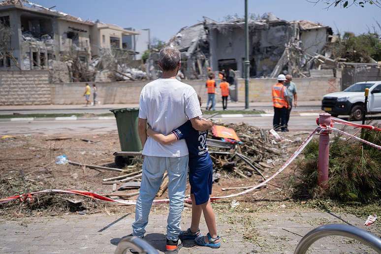 O Irã voltou a atacar Israel com um de seus mísseis e prometeu novas represálias