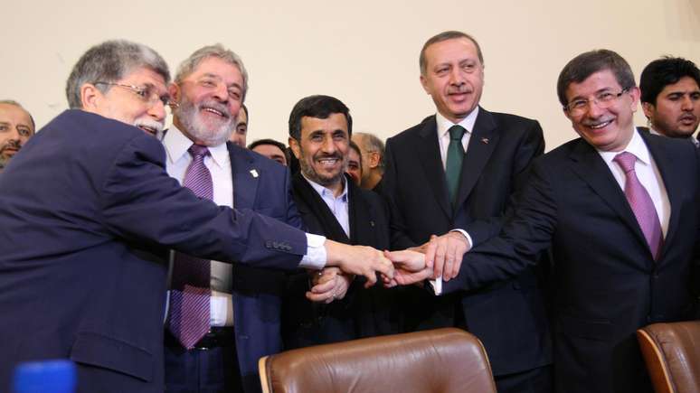 Amorim, Lula, Ahmadinejad e Erdogan, ao assinarem o acordo em Teerã. 'Nós simplesmente confiamos nas palavras escritas do presidente dos EUA', disse Amorim