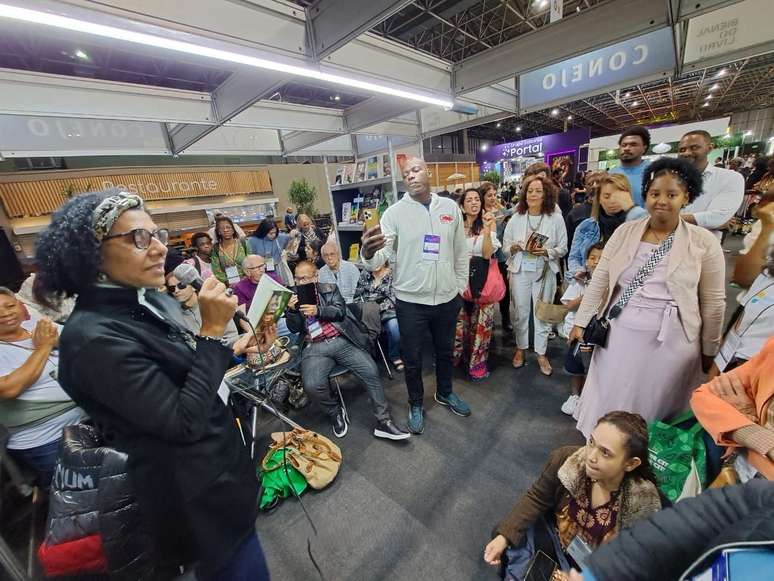 Maria Consuelo Pereira dos Santos, da Rocinha, se apresenta na Bienal do Livro do RJ: autora em três obras.