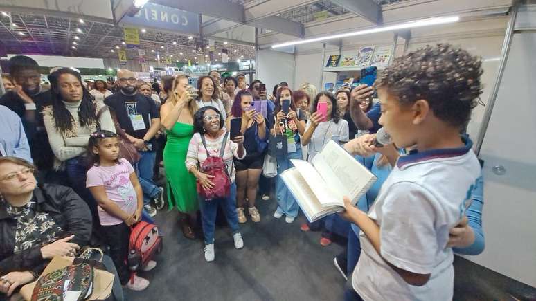Crianças compareceram e participaram dos lançamentos de autores de favelas do Rio de Janeiro na Bienal do Livro.