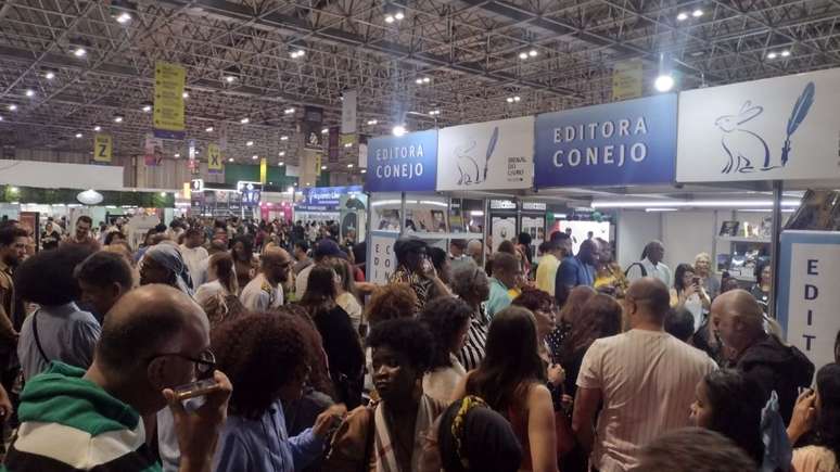 Gente do lado de fora do estande da Editora Conejo, que lançou as obras da Rocinha e Fumacê na Bienal do Livro do RJ.