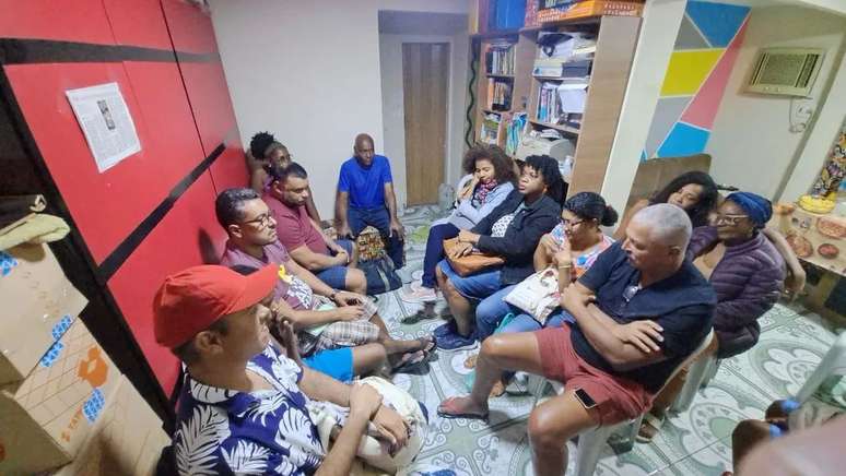 Sala da casa de Bruno Black na favela do Fumacê virou ponto de encontro, debate, escrita e edição literária. Obra está na Bienal.