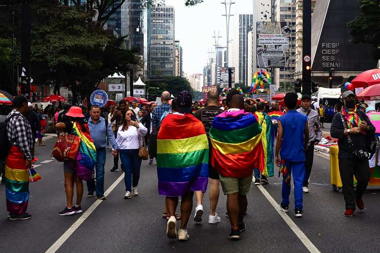 Participantes durante a 29ª Parada do Orgulho LGBT+ na Avenida Paulista, neste domingo, 22 de junho de 2025. Neste ano, o tema é "Envelhecer LGBT+: Memória, Resistência e Futuro".