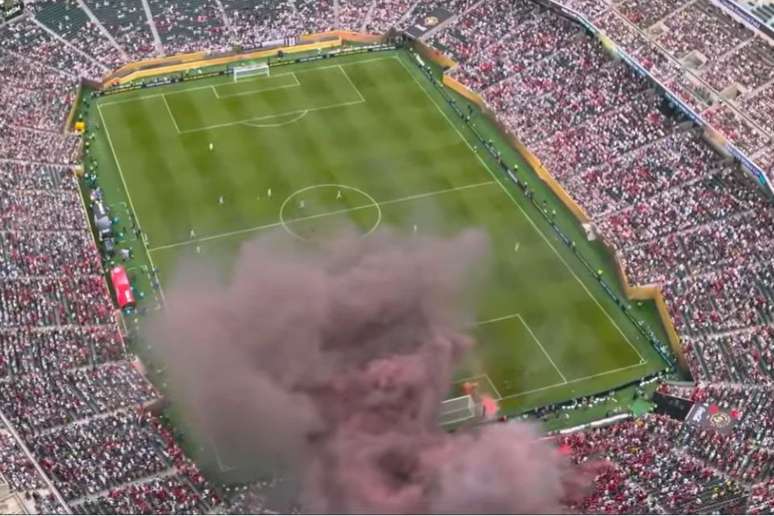 Torcedores do Wydad Casablanca levaram sinalizadores para jogo contra a Juventus