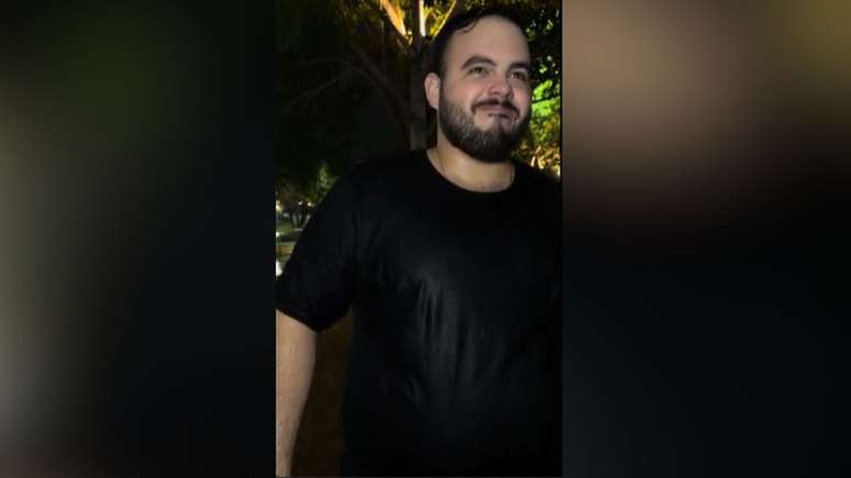Alisson Lucas não se importou com a chuva para curtir o São João de Campina Grande