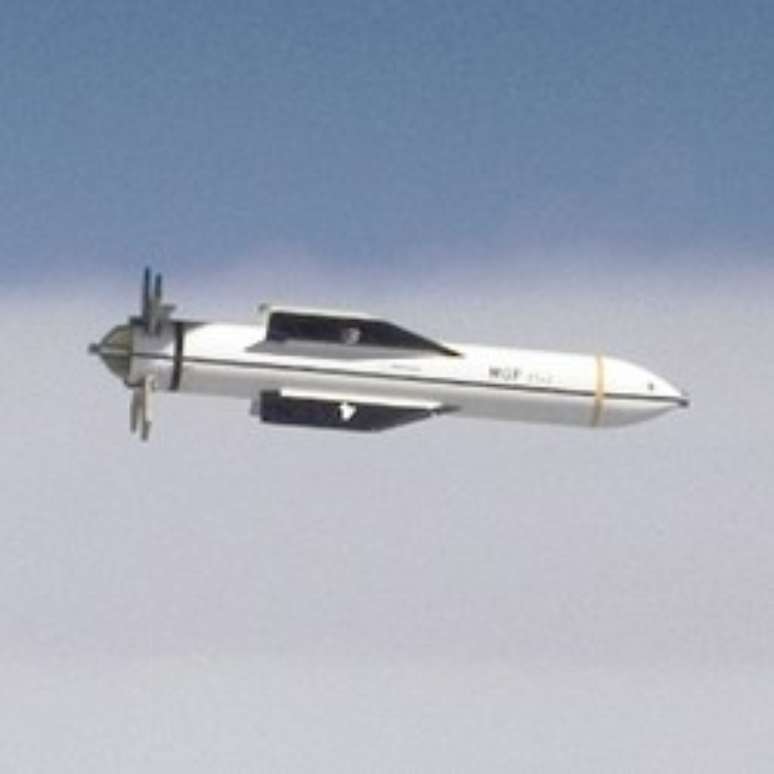 Um B-52 lança uma versão de teste do Massive Ordnance Penetrator (MOP) durante um teste da arma no White Sands Missile Range, Novo México, em 2009