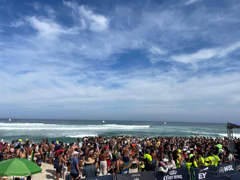 Público acompanha as competições na areia de Saquarema (RJ) neste domingo, 22
