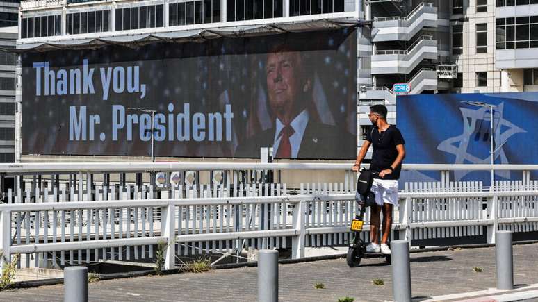 Outdoor com agradecimentos ao presidente dos EUA, Donald Trump, em Tel Aviv, Israel, em 22 de junho de 2025