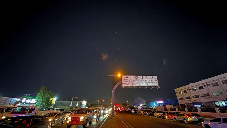 Tra&ccedil;os s&atilde;o vistos no c&eacute;u depois que as For&ccedil;as Armadas do Ir&atilde; disseram que atacaram a base de Al-Udeid com um ataque de m&iacute;ssil, no Catar.
