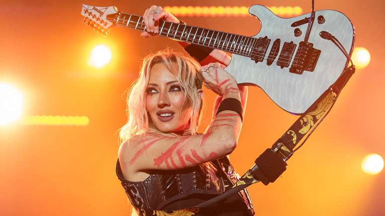 Nita Strauss durante show com Alice Cooper no Best of Blues and Rock -