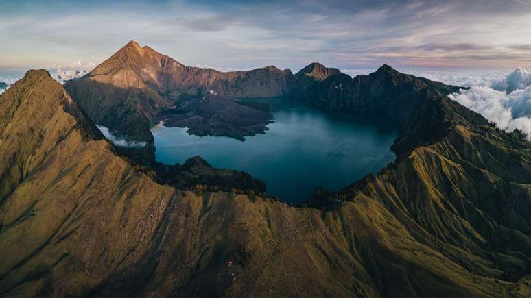Paisagem panor&acirc;mica da montanha do vulc&atilde;o Rinjani na ilha de Lombok, Indon&eacute;sia