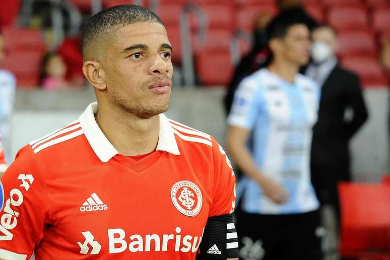 Taison do PAOK, na época em que atuava pelo Internacional