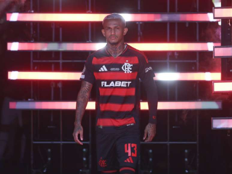 Wesley entrando em campo pelo Mundial de Clubes (Foto: Gilvan de Souza/CRF)