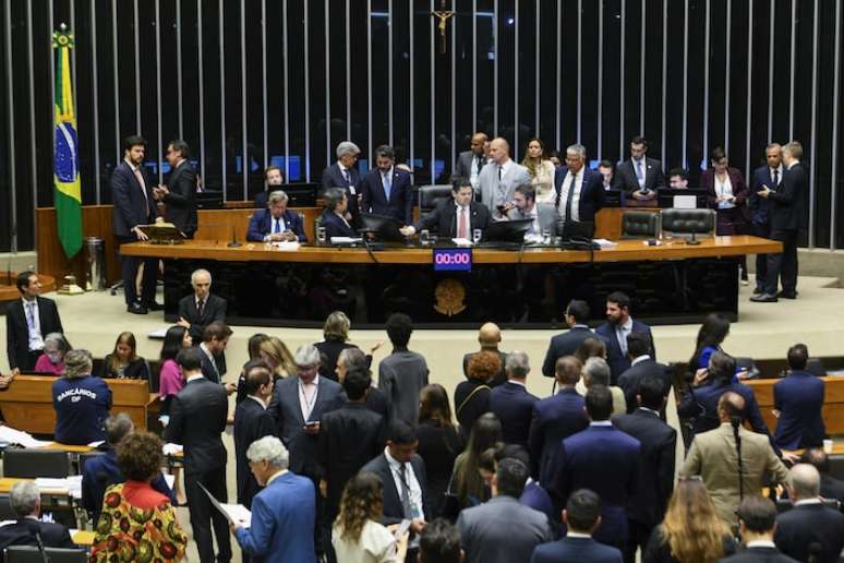 Com a aprovação na CCJ, a proposta segue para uma comissão especial antes de seguir para votação em plenário. Depois, ainda precisa passar pela Câmara, já que a PEC teve início no Senado.