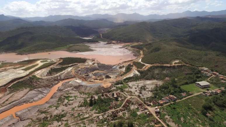 Rompimento da barragem em Mariana em 2015 provocou o vazamento dos rejeitos.