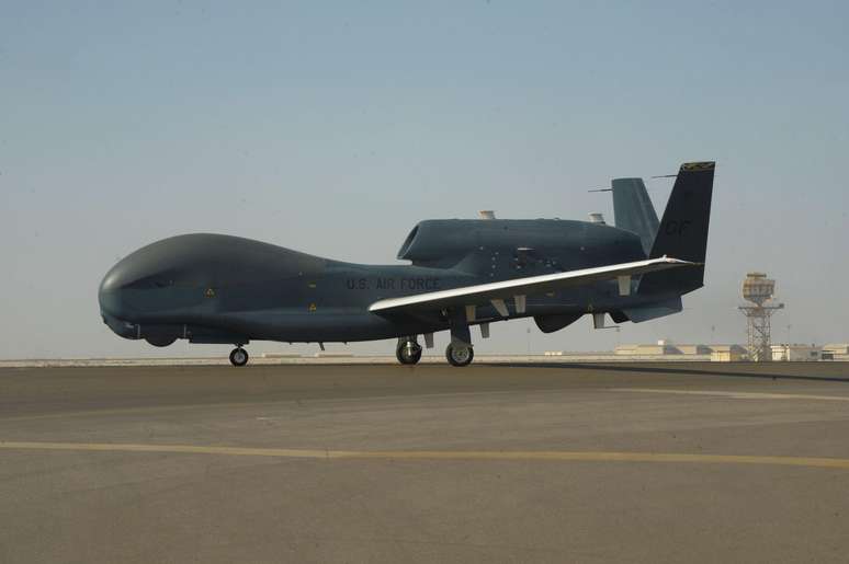 Avi&atilde;o n&atilde;o tripulado de vigil&acirc;ncia e reconhecimento RQ-4 Global Hawk na base de Al Dhafra, nos Emirados &Aacute;rabes Unidos