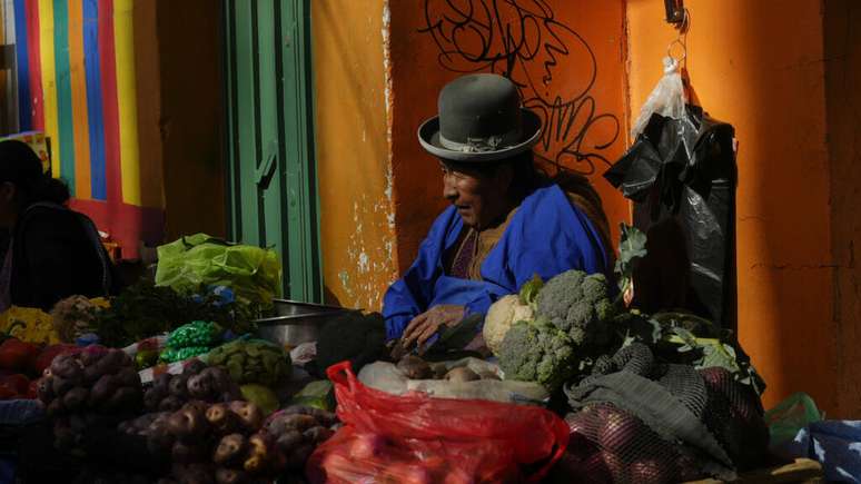 Imagem de arquivo mostra vendedora de rua em La Paz. Em maio de 2025, a inflação atingiu18,4% em um ano, o nível mais alto em pelo menos 17 anos.