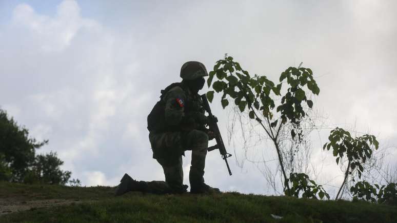 Soldado durante ronda em bairro de Porto Príncipe, a capital do Haiti em fevereirao de 2025 (imagem ilustrativa).