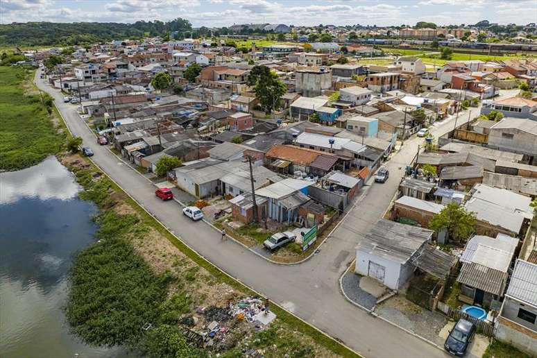 Vila Pantanal, no Boqueirão, em Curitiba (PR). Bairro fica na divisa com São José dos Pinhais. Rio Iguaçu é a fronteira.