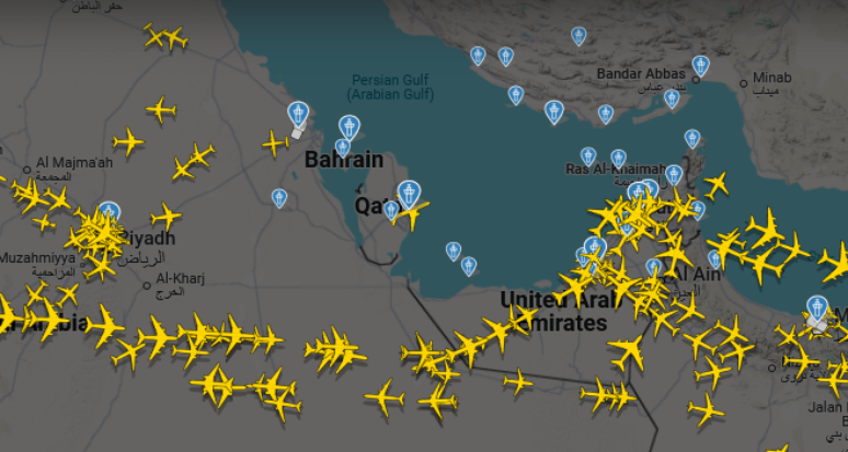 Registros do Flightradar, plataforma de monitoramento de aeronaves, mostram os aviões mudando a rota para evitarem o espaço aéreo do Catar na tarde desta segunda, 23