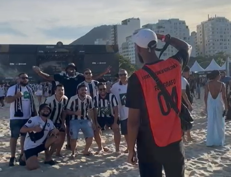Flamenguistas roxos, fotógrafos trabalham em evento pró-Botafogo: 'Caindo alguma coisinha já está ótimo'