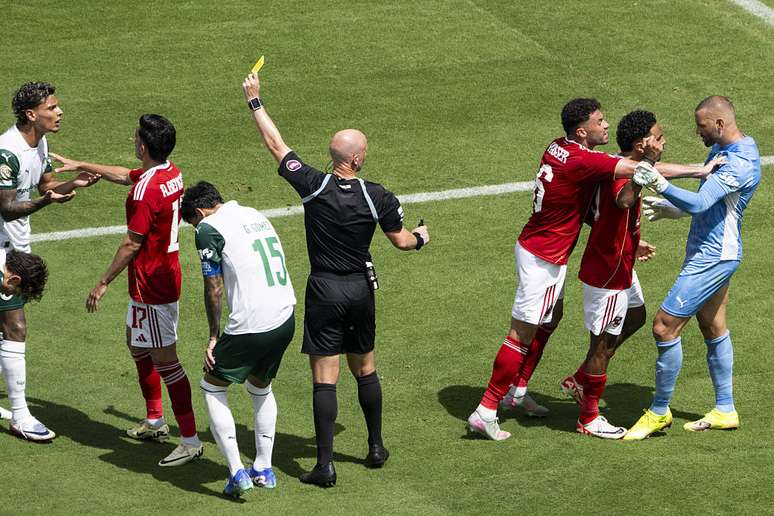 Richard Rios, do Palmeiras, recebe cartão amarelo contra o Al Ahly