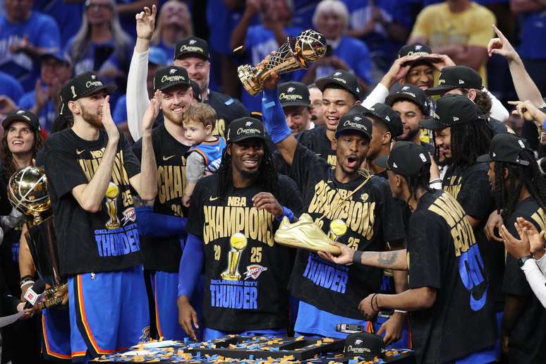 Jogadores do Oklahoma City Thunder comemoram título da NBA