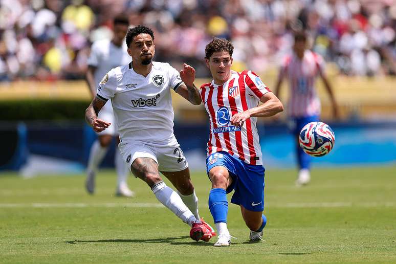 Gregore, do Botafogo, contra o Atlético de Madrid