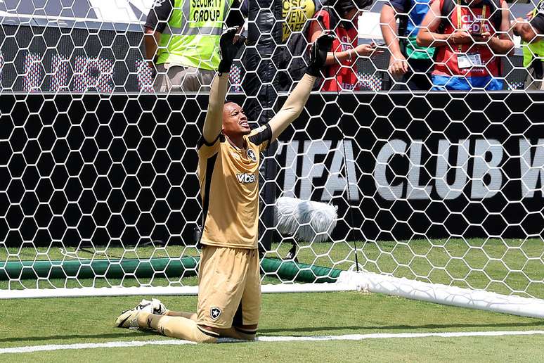 John, do Botafogo, celebra classificação às oitavas de final da Copa do Mundo de Clubes