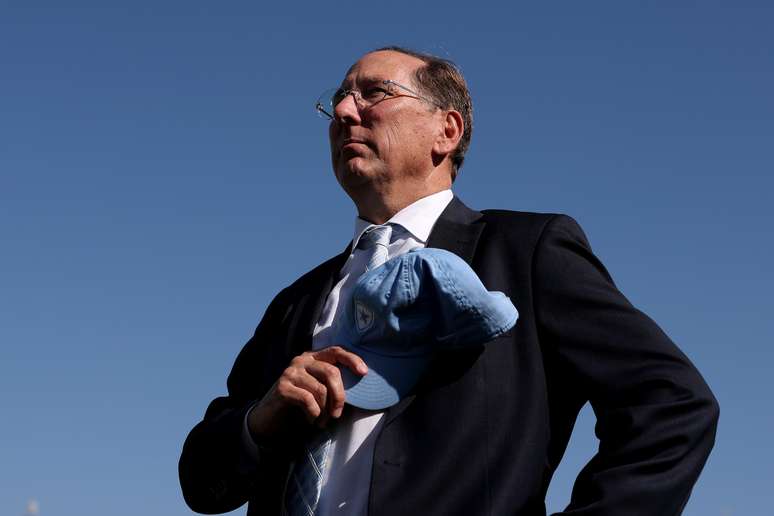 John Textor, proprietário do Botafogo, cumprimenta a torcida antes da partida do Grupo B da Copa do Mundo de Clubes da FIFA 2025 entre Paris Saint-Germain FC e Botafogo França, no Estádio Rose Bowl, em 19 de junho de 2025, em Pasadena, Califórnia.