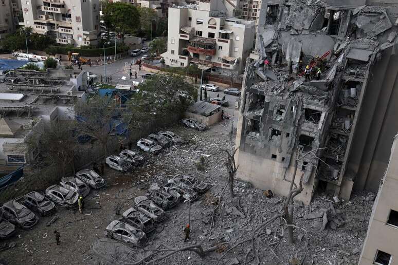 Prédio destruído por míssil iraniano perto de Bersebá, no sul de Israel, antes de trégua