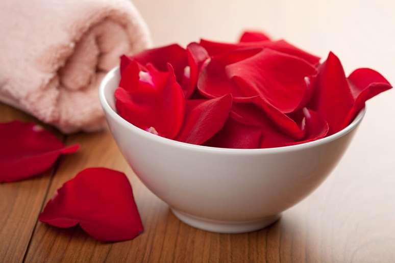 The bathroom with red roses helps to conquer and strengthen love 