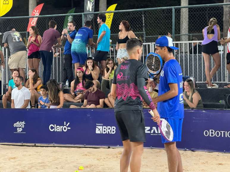 Antomi Ramos de preto e rosa e Daniel Mola de azul 