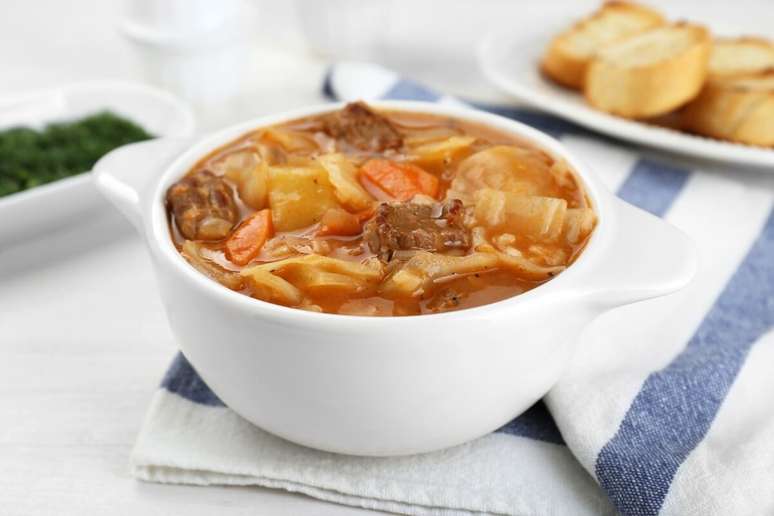 Sopa de músculo bovino com legumes e macarrão 