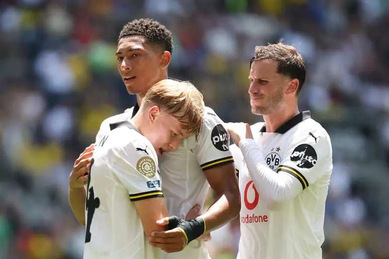 Contra o Sundowns, Bellingham (mais alto) marcou seu primeiro gol pelo Dortmund &ndash;