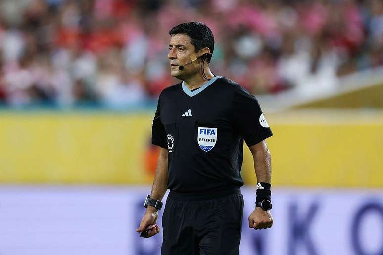 &Aacute;rbitros ficam com c&acirc;meras presas ao corpo durante as partidas do Mundial de Clubes