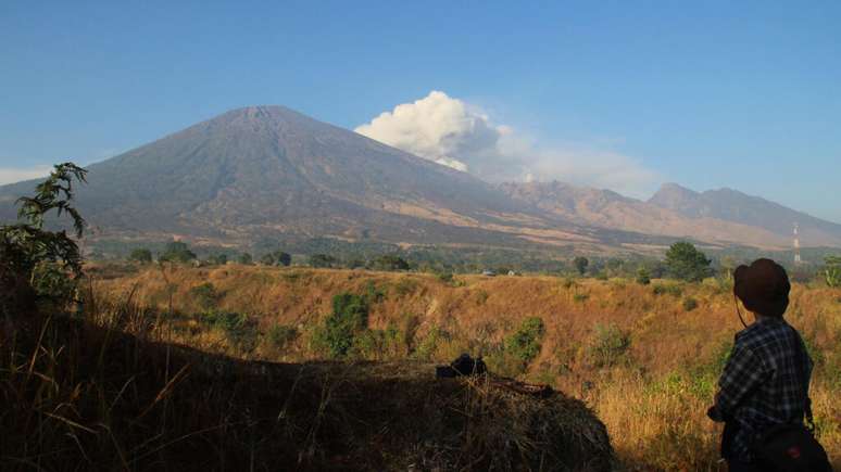 Foto do Monte Ninjani, em Lombok, onde equipes de resgate procuram por turista brasileira.