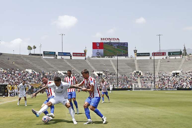 Igor Jesus segurando a bola no ataque no final do jogo 