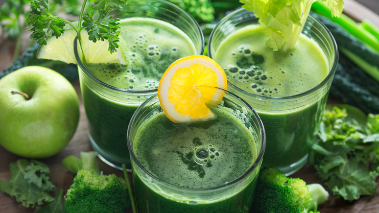 Com propriedades desintoxicantes e antioxidantes, o suco ajuda o órgão a filtrar substâncias indesejadas, garantir refrescância bucal