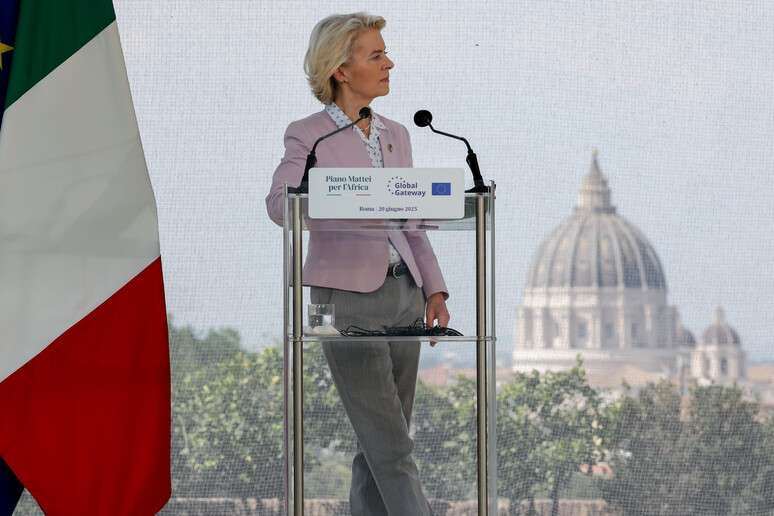 Von der Leyen posa ao lado da bandeira italiana
