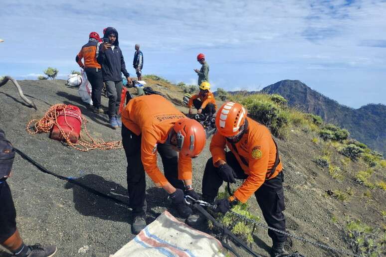 Equipes de resgate estão próximas de Juliana Marins