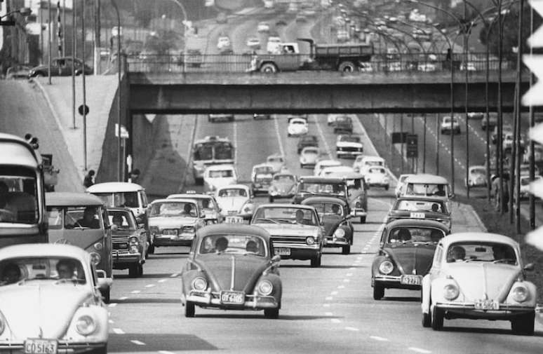 Em 1974, Fusca dominava as ruas do Brasil; imagem da Avenida 23 de Maio, na capital paulista