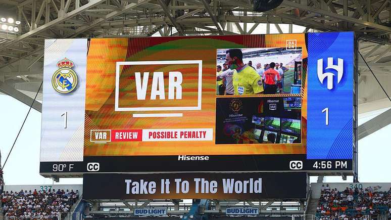 VAR sendo mostrado na tela durante o jogo entre Real Madrid e Al Hilal