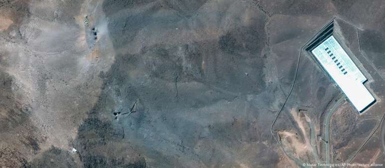 Imagem de satélite mostra perfurações de bombardeio americano contra complexo nuclear de Fordo, no Irã