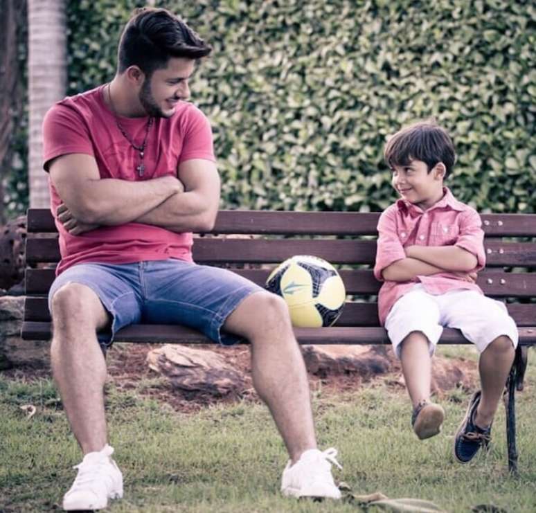 Cristiano Ara&uacute;jo ao lado de Jo&atilde;o Gabriel, seu filho que tinha 6 anos de idade na &eacute;poca do acidente.